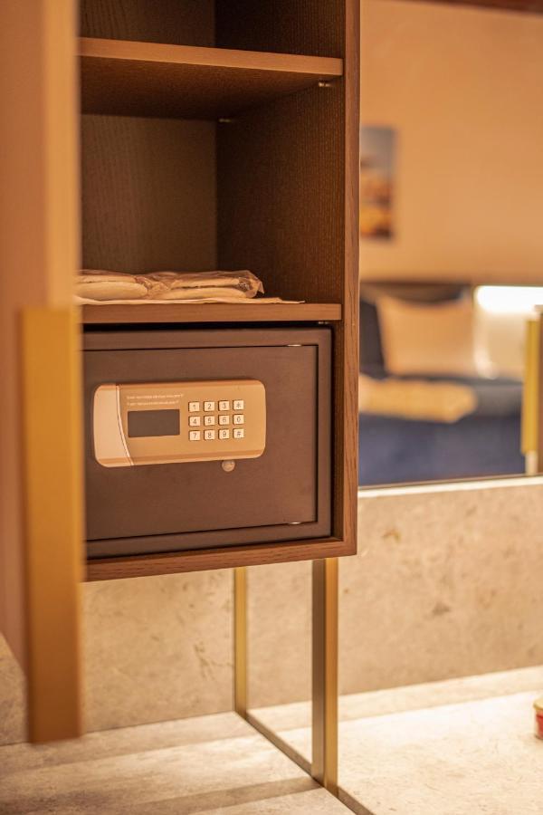 Han 1772 Hotel Стамбул Екстер'єр фото A safe in a hotel room